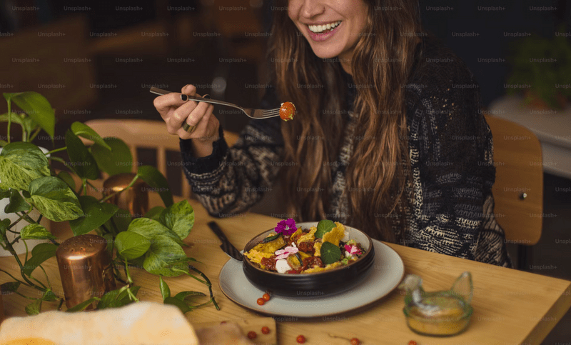 Femme souriante mangeant un repas sain